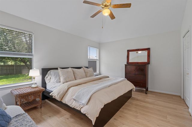 208 Meadowside DR, Hutto, TX 78634