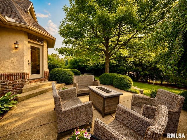 3023 W Pilgrims Way, Peoria, IL 61615