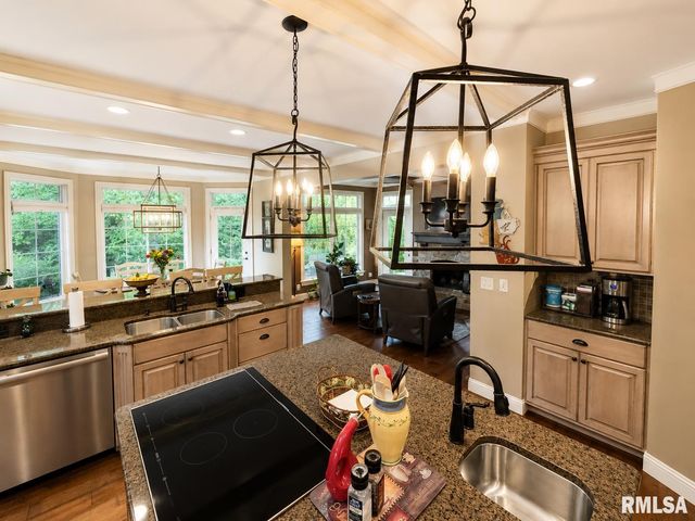 3023 W Pilgrims Way, Peoria, IL 61615