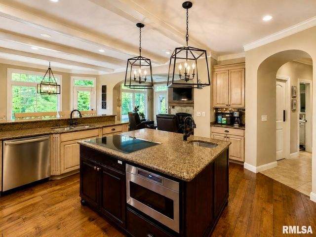 3023 W Pilgrims Way, Peoria, IL 61615