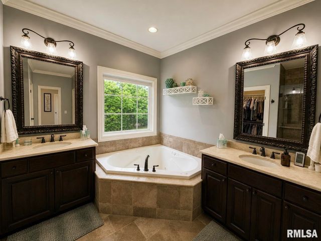3023 W Pilgrims Way, Peoria, IL 61615