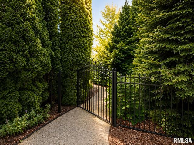 3023 W Pilgrims Way, Peoria, IL 61615