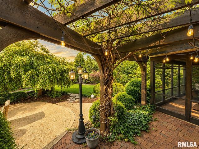 3023 W Pilgrims Way, Peoria, IL 61615