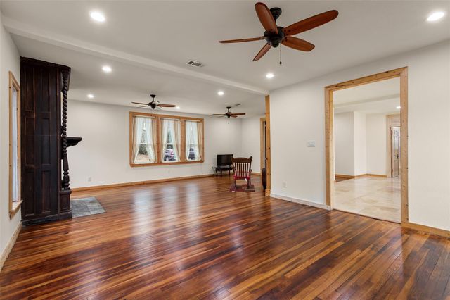 9009 Lazy Lane, Hitchcock, TX 77563