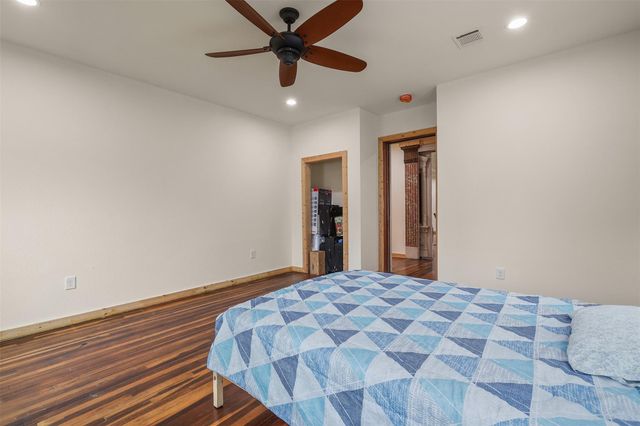 9009 Lazy Lane, Hitchcock, TX 77563