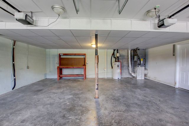 93 West Dr, Clarksville, TN 37040