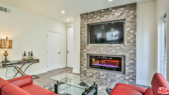 1424 S BENTLEY Avenue 402, Los Angeles, CA 90025