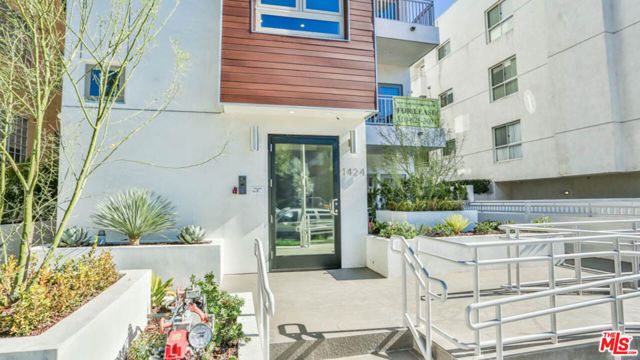 1424 S BENTLEY Avenue 402, Los Angeles, CA 90025