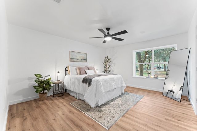 303 W Rollingwood Street, Pinehurst, TX 77362