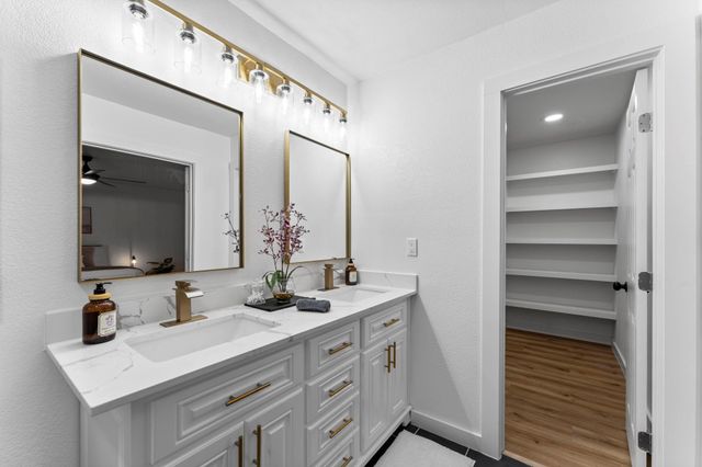 303 W Rollingwood Street, Pinehurst, TX 77362