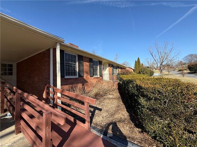 2841 Deerwood Drive, Winston-salem, NC 27103