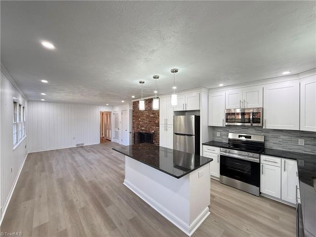 2841 Deerwood Drive, Winston-salem, NC 27103