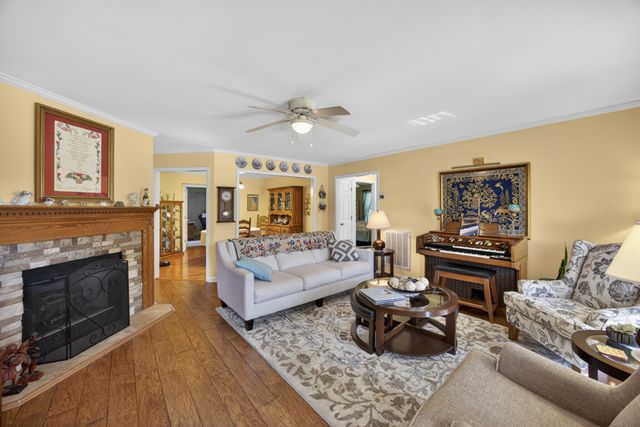 2403 N Pointe Cove Cir, Cookeville, TN 38506