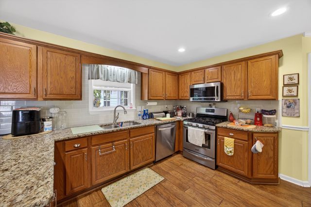 2403 N Pointe Cove Cir, Cookeville, TN 38506