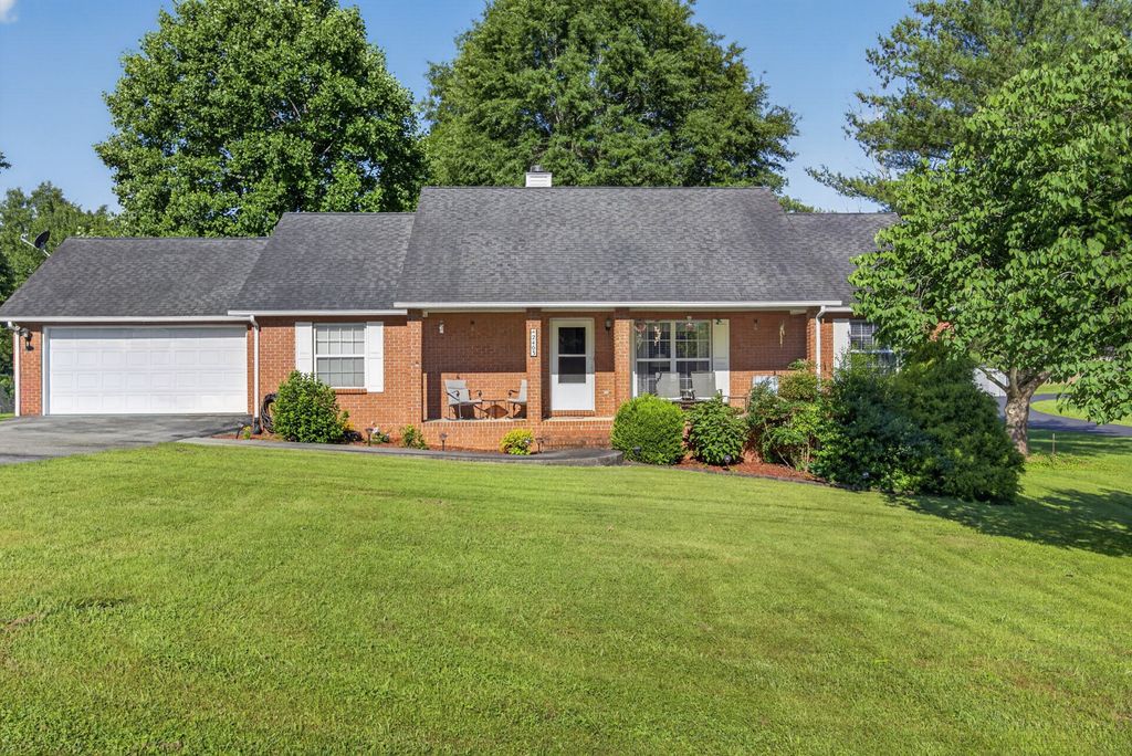 2403 N Pointe Cove Cir, Cookeville, TN 38506