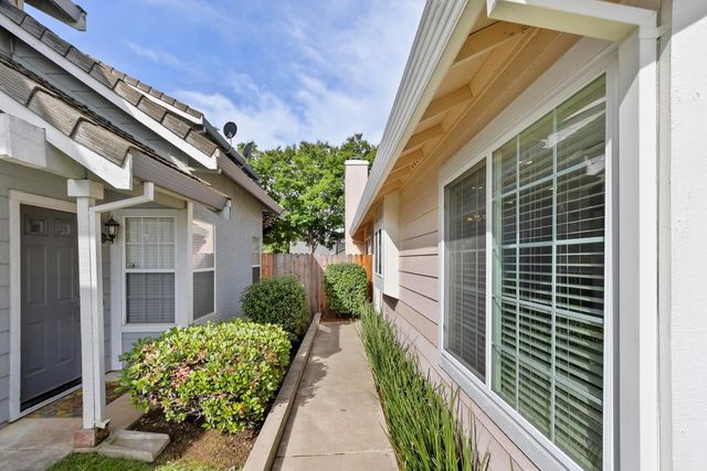 8848 Gemwood Way, Elk Grove, CA 95758