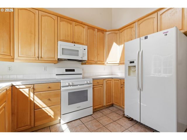 945 N JUNIPER St, Canby, OR 97013