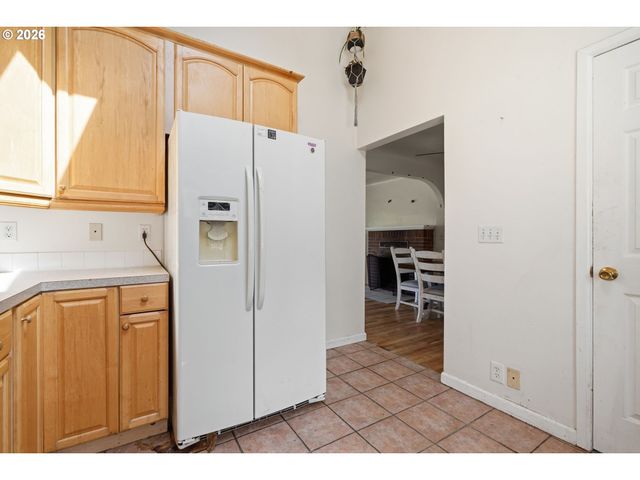 945 N JUNIPER St, Canby, OR 97013