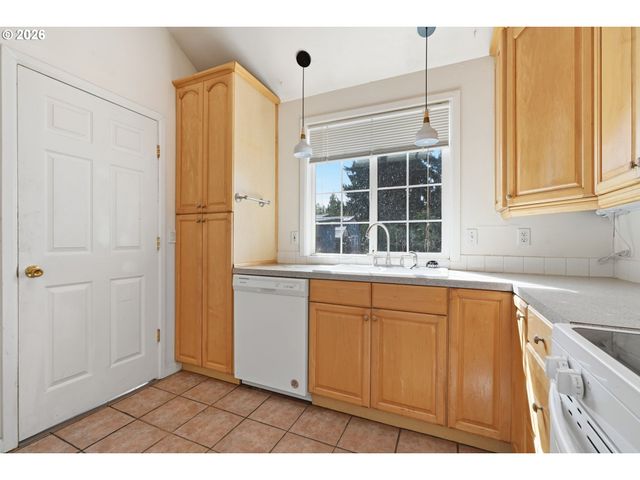 945 N JUNIPER St, Canby, OR 97013
