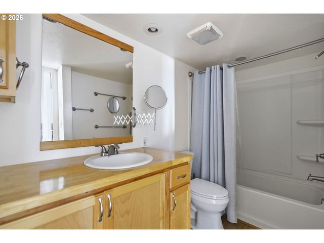 945 N JUNIPER St, Canby, OR 97013