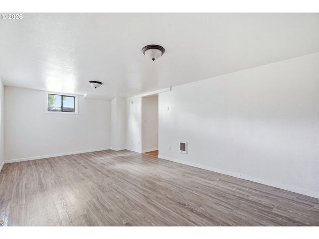 945 N JUNIPER St, Canby, OR 97013