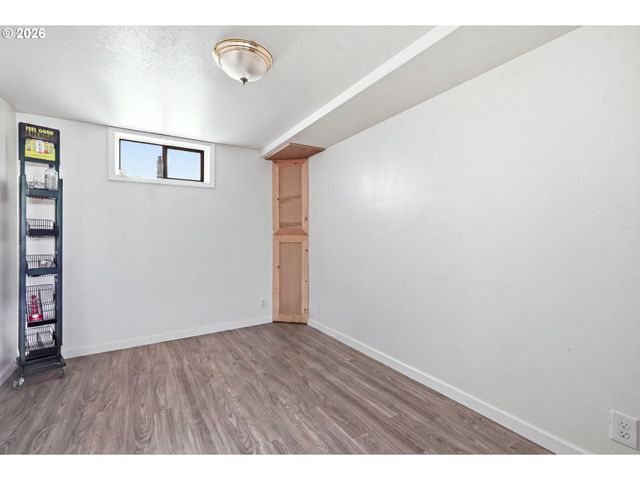 945 N JUNIPER St, Canby, OR 97013