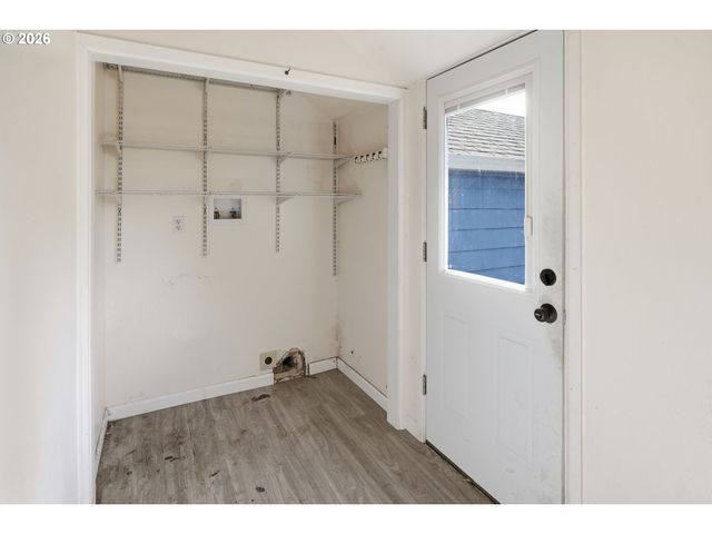 945 N JUNIPER St, Canby, OR 97013