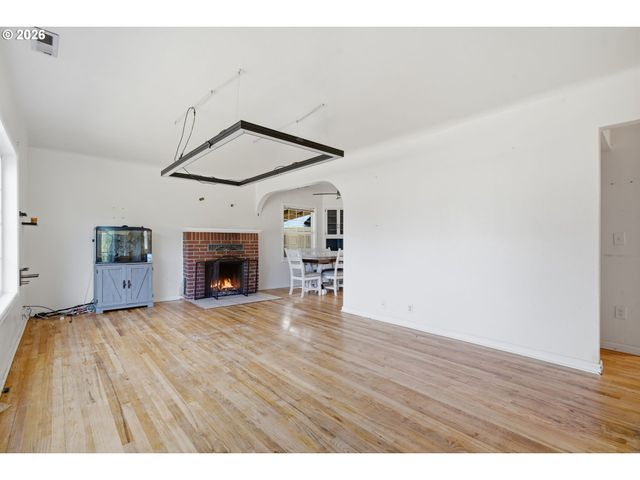 945 N JUNIPER St, Canby, OR 97013