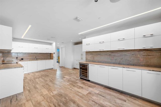 650 NE 32nd St PH5201, Miami, FL 33137