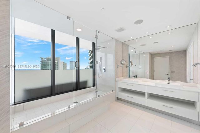 650 NE 32nd St PH5201, Miami, FL 33137