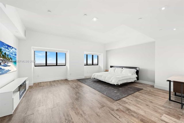 650 NE 32nd St PH5201, Miami, FL 33137