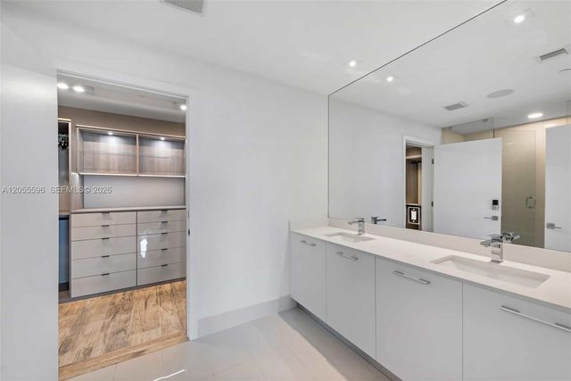 650 NE 32nd St PH5201, Miami, FL 33137