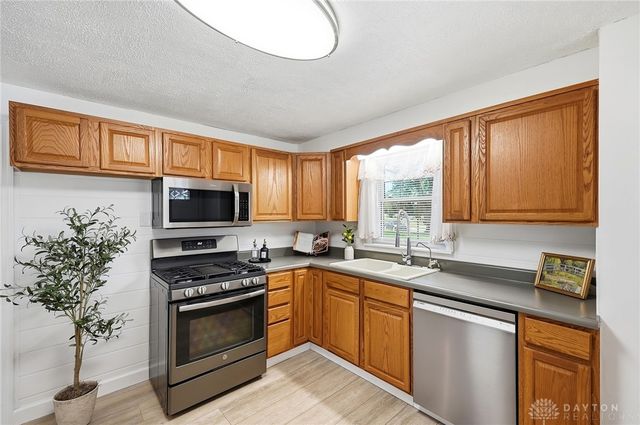 1652 Ridgeway Drive, Springfield, OH 45506