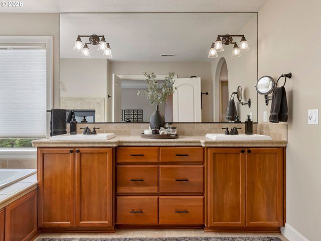 14888 Se HOLLAND Loop, Happy Valley, OR 97086
