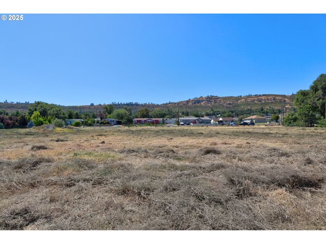 702 MYRTLE St, The Dalles, OR 97058