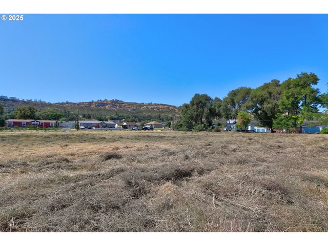 702 MYRTLE St, The Dalles, OR 97058