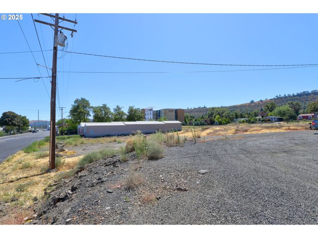 702 MYRTLE St, The Dalles, OR 97058