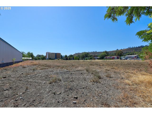 702 MYRTLE St, The Dalles, OR 97058