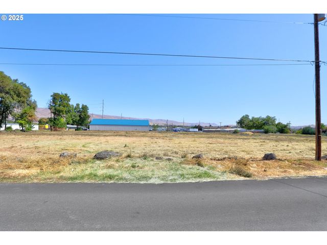 702 MYRTLE St, The Dalles, OR 97058