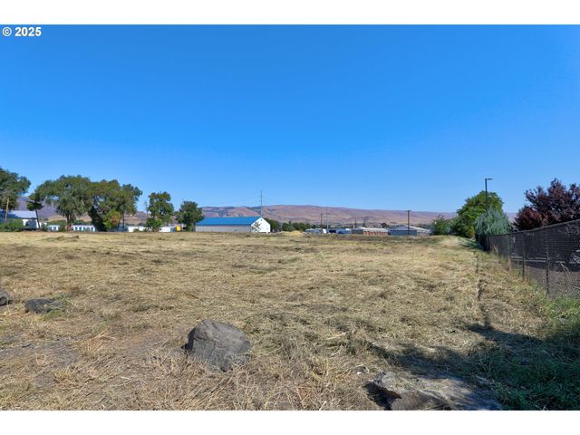 702 MYRTLE St, The Dalles, OR 97058