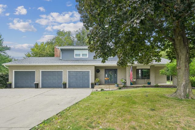 4200 Tanglewood Road, Bettendorf, IA 52722