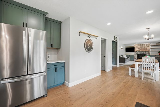 4200 Tanglewood Road, Bettendorf, IA 52722