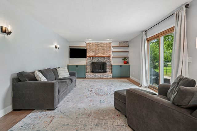 4200 Tanglewood Road, Bettendorf, IA 52722