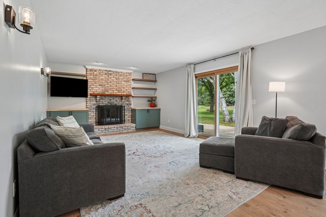4200 Tanglewood Road, Bettendorf, IA 52722