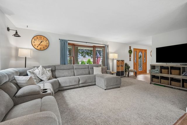 4200 Tanglewood Road, Bettendorf, IA 52722