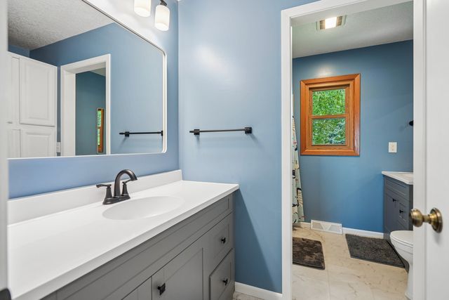 4200 Tanglewood Road, Bettendorf, IA 52722