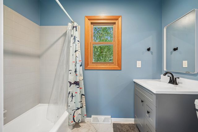 4200 Tanglewood Road, Bettendorf, IA 52722