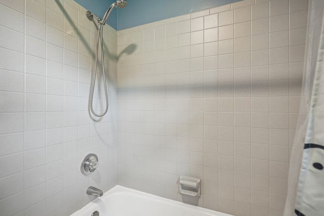 4200 Tanglewood Road, Bettendorf, IA 52722
