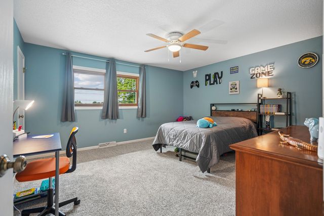 4200 Tanglewood Road, Bettendorf, IA 52722