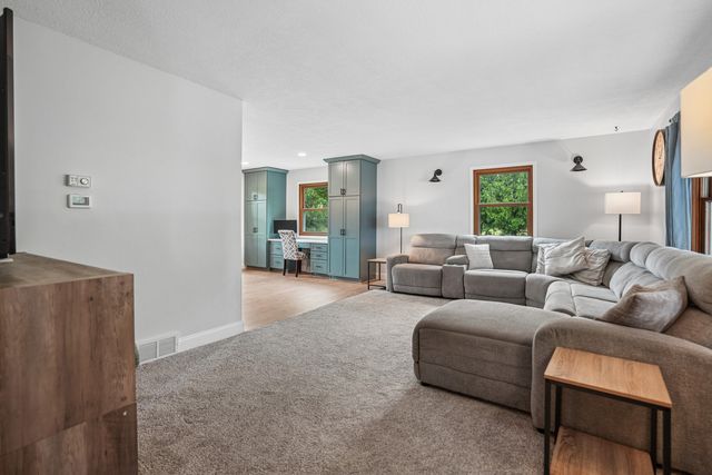 4200 Tanglewood Road, Bettendorf, IA 52722